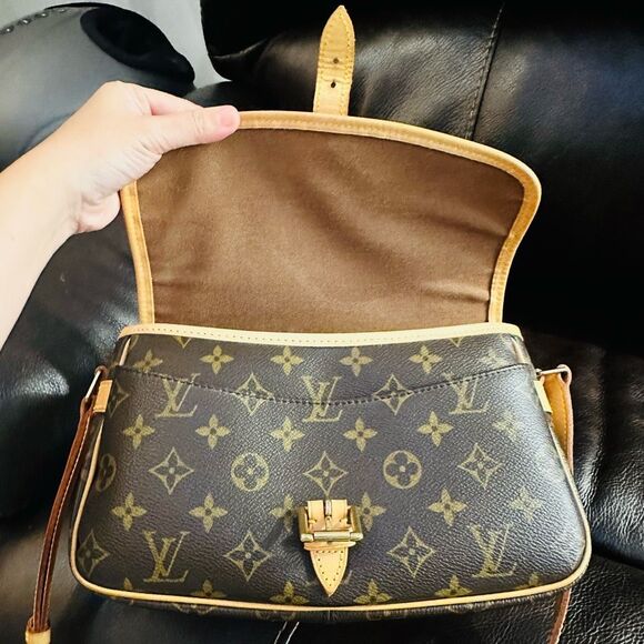 Louis Vuitton Sologne Monogram - Picture 15 of 16